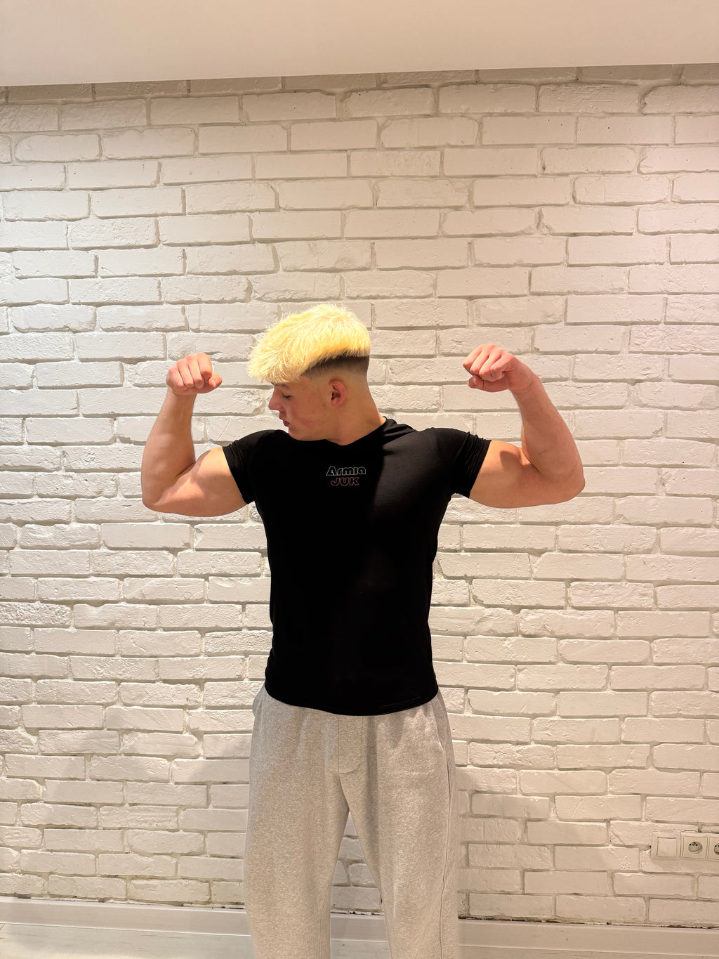 KOSZULKA SLIM CZARNA STANDARD ARMIAJUK